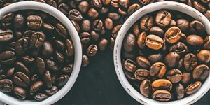 Arabica és Robusta kávébab két tálban